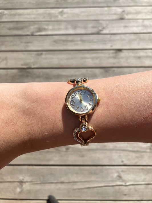 Damklocka med guldfärgat hjärtformat armband