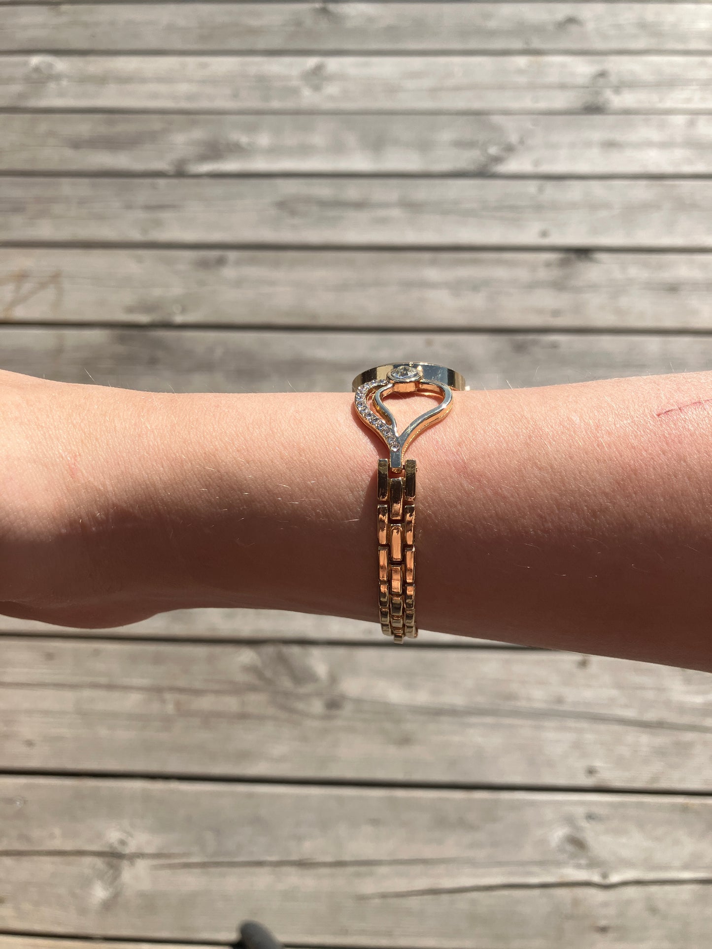 Damklocka med guldfärgat hjärtformat armband