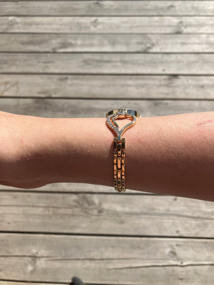 Damklocka med guldfärgat hjärtformat armband