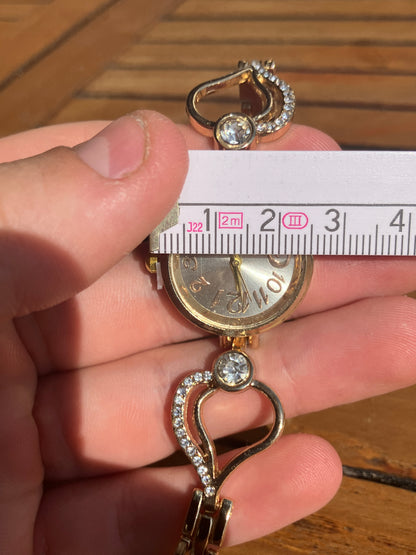 Damklocka med guldfärgat hjärtformat armband